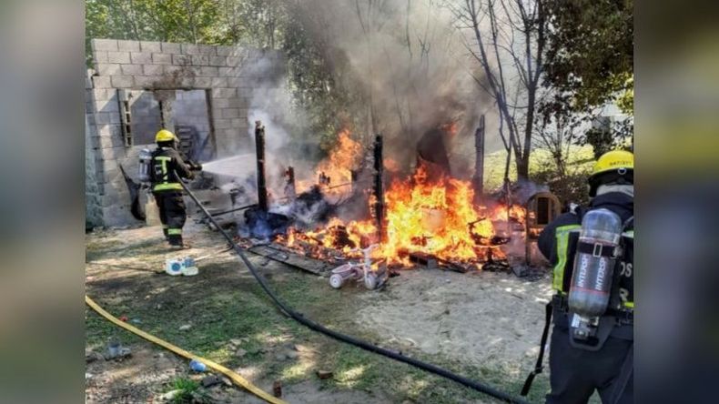 NO QUEDÓ NADA. Los bomberos combaten las llamas. No hubo heridos. .