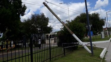 PELIGRO. El poste se sostiene apenas en el corredor aeróbico..