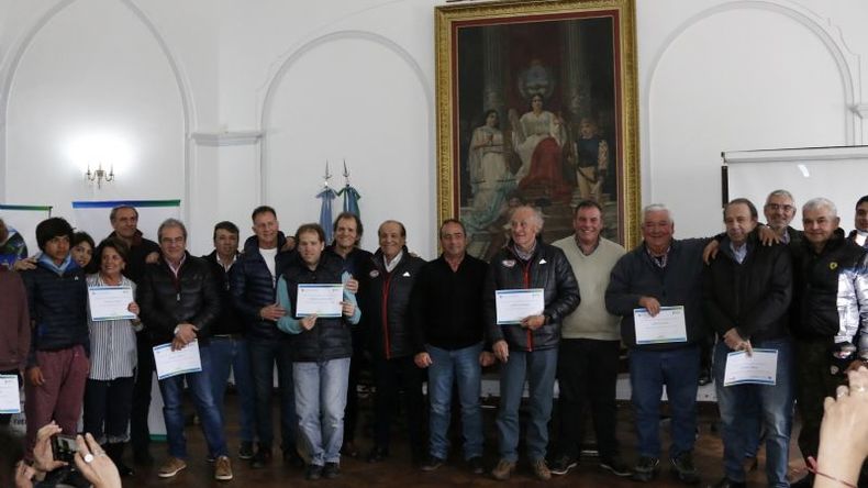 PUEBLO FIERRERO. Todos los homenajeados posan con los diplomas a la trayectoria deportiva..
