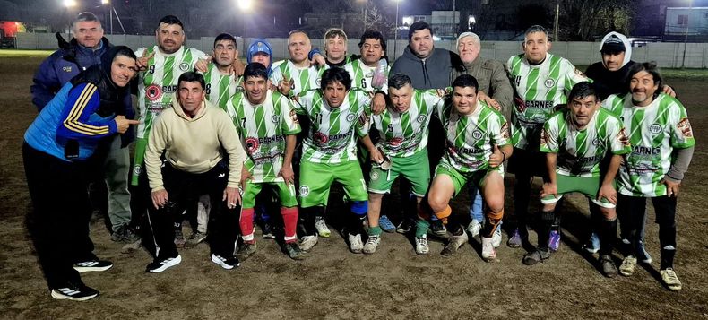 PLANTEL. El equipo de +48 de Abrojal que sueña con lograr el título en la Liga de Manuel Alberti.