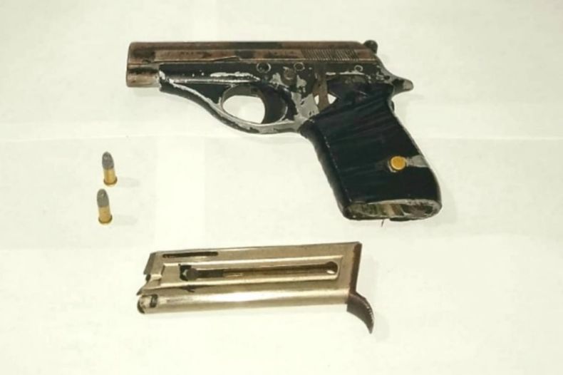 El arma hallada en el lugar donde se ocultaba el sujeto detenido.&nbsp;