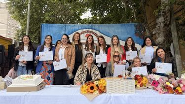María Inés Batalla (sentada, primera desde la izquierda), una de las fundadoras del Jardín Nubecitas, con parte del plantel docente.