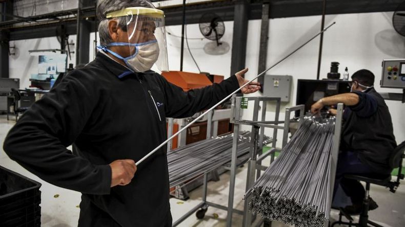 INDUSTRIA. El lunes se abre toda la actividad manifacturera. Cada empresa deberá asegurar transporte propio. .