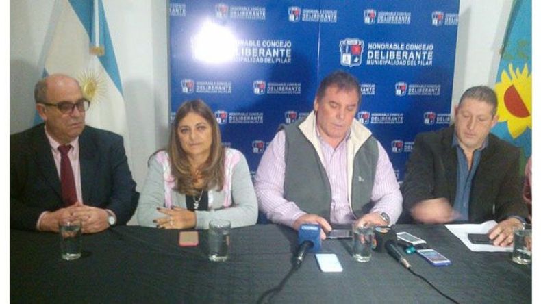PRESENTACIÓN. Trindade y las autoridades, tras el fallo de la Corte..