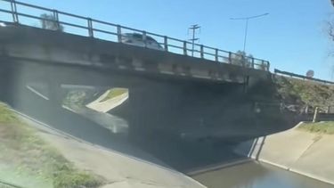 para cortar camino, cruzo el arroyo burgueno con su vehiculo y lo subio a redes