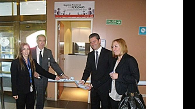 Autoridades del HUA y de la Provincia, durante el corte de cinta..