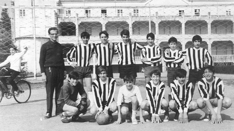 Equipo de fútbol conformado por alumnos del Instituto Verbo Divino, posa en el patio de la escuela. La imagen pertenece a la década del 70..