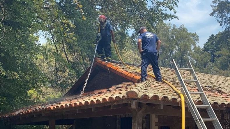 Una vivienda de la estancia Santa Silvina fue alcanzada por el fuego..