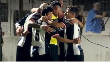 ABRAZO. Los jugadores de Real Pilar quieren seguir de buena racha. ABRAZO. Los jugadores de Real Pilar quieren seguir de buena racha.