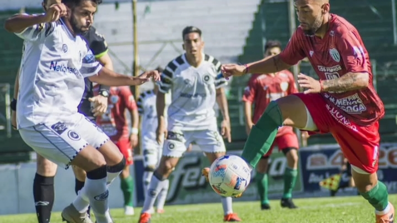 LUCHA. Lucas Ríos pelea por la pelota ante un rival. .