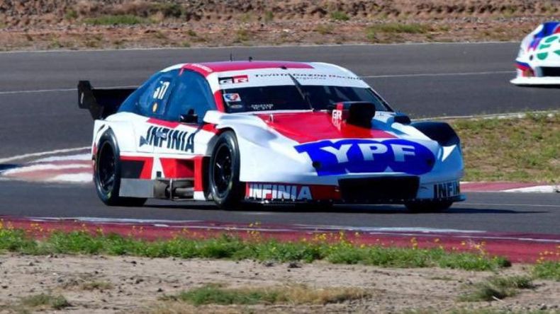 NO ARRANCA. El Toyota dobla en la pista de Neuquén..