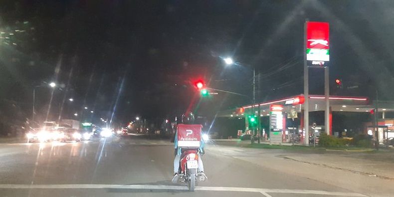 (Semáforo de Ruta 8 y Almirante Brown) @pilaradiario 100 x 100 de efectividad, ya funciona. SERGIO GONZALEZ / @supergonzalezok.