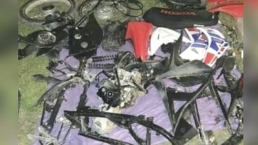 La motocicleta robada fue hallada desguazada en el interior de la vivienda allanada.&nbsp;