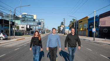 NUEVA RUTA. Federico Achával con Soledad Peralta y Santiago Laurent, en la zona finalizada.