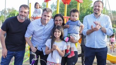 COMO NUEVA. Laurent, Achával y Morales, con vecinos, en la inauguración de la plaza de Peruzzotti..