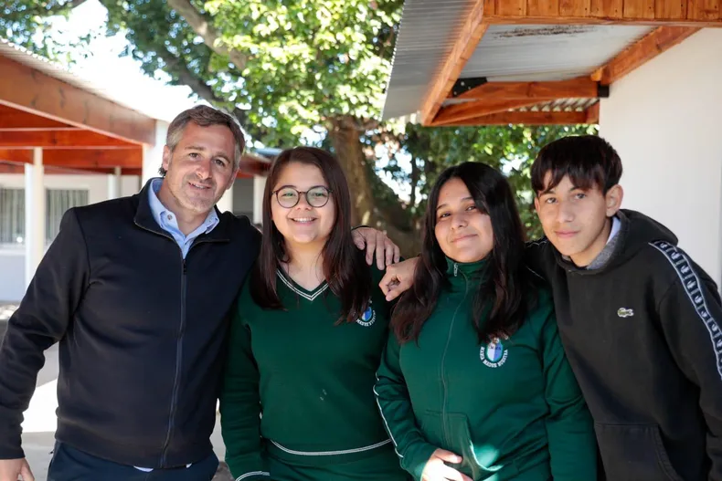 EDUCACIN Federico Achval con alumnos del colegio Santo Toms