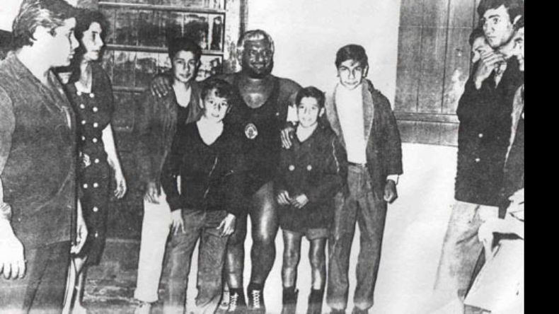 Visita del gran Martín Karadagian al Club Presidente Derqui, en los años 70. Los pibes no la pueden creer..