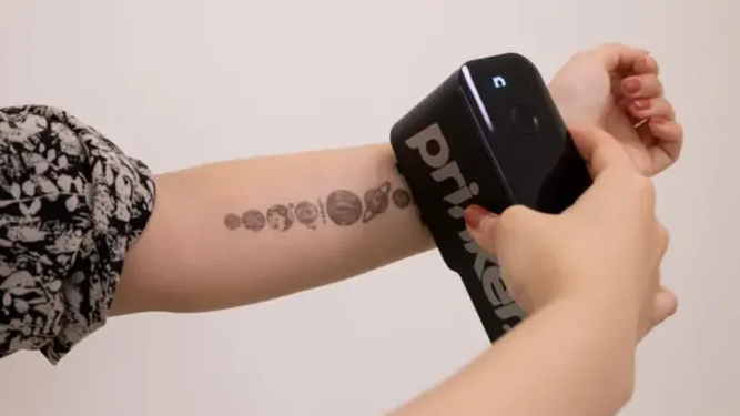 Crean una impresora de piel que hace tatuajes temporarios automáticos
