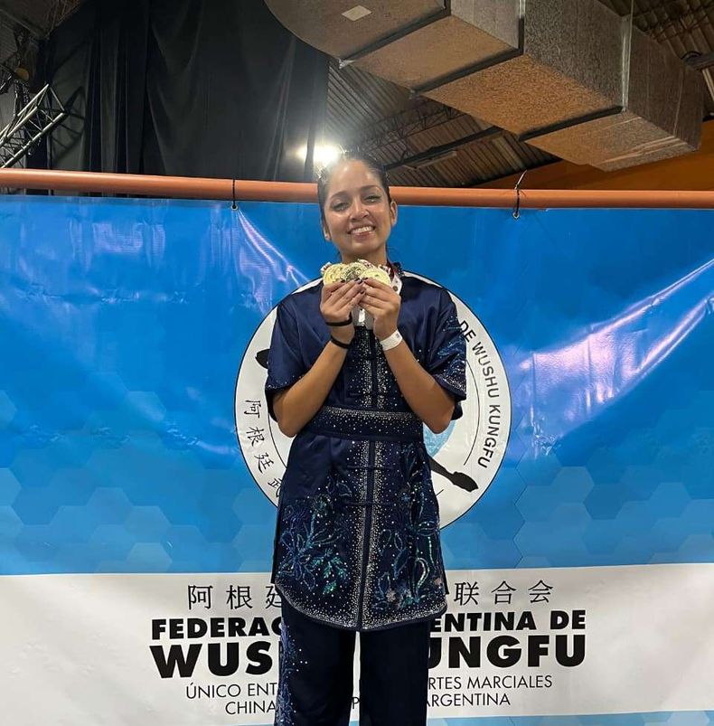 DORADA. Malen Báez con sus tres medallas de oro del Argentino.