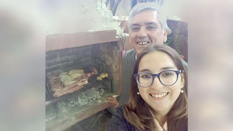 El asadito. Rituales y cábalas rodean los días de elecciones desde tiempo remotos. A pesar de ser su primera experiencia en las urnas, la ahora candidata electa Jesica Bortule, también apeló a ellos, el domingo de la elección. Así, posteó en su cuenta de Twitter, una foto junto a su padre, quien por lo que se ve, preparó un asado, tal vez presagiando lo que horas después sería el festejo de Cambiemos en Pilar. “Mi viejo hizo asado para pasar un rato de este domingo tan especial todos juntos. Qué importante es la familia”, tuiteó Jesi..
