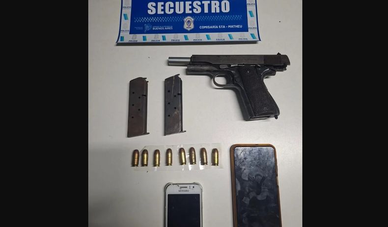 Los elementos secuestrados, incluyendo una pistola, en la casa de los tres hermanos de Villa Rosa.