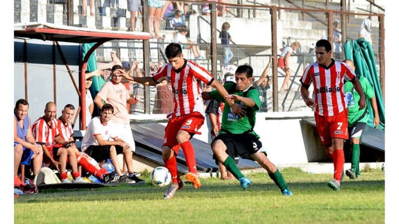 (FREDY CABALLERO). DOMINIO. Juárez se escapa de De Filippis; el delantero marcó el gol..