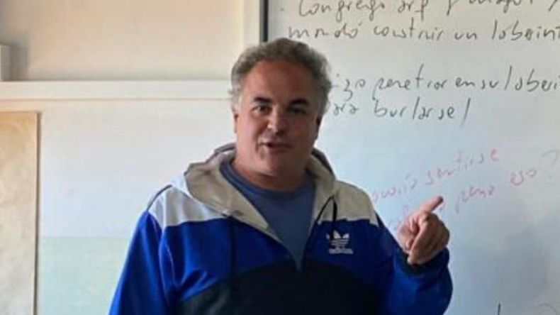 Hernán Nemi al frente de sus clases de literatura en el Instituto Madre del Divino Pastor. .