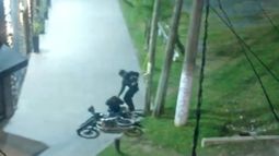 HASTA ACÁ LLEGÓ. El ladrón fue detenido tras caerse de la moto. HASTA ACÁ LLEGÓ. El ladrón fue detenido tras caerse de la moto.