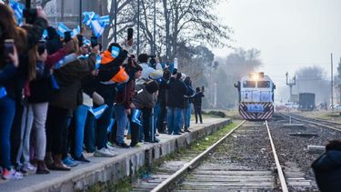 BANDERITAS. La gente celebra la extensión de Bragado hasta Pehuajó. .
