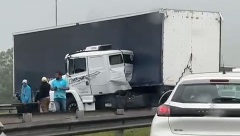 El camión terminó atravesado en la Panamericana.&nbsp;