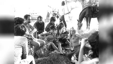 La frescura de Marilina Ross en 1976, en pleno rodaje de “Piedra Libre”. Fue la última película dirigida por Leopoldo Torre Nilson, a partir de un cuento de Beatriz Guido. Se filmó a orillas del río Luján, en la localidad de Manzanares..