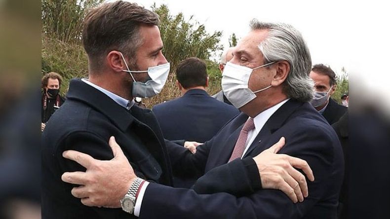 ABRAZO. Achával y Alberto durante el acto de hoy en San Martín..