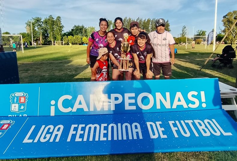 A Todo o Nada Violeta posa con el trofeo de subcampeón en la Zona A.
