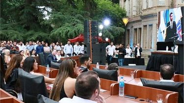 ESCENARIO. La asamblea se realizará en el Pellegrini, donde juró Achával..
