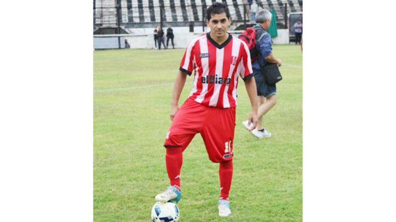 BAJO LA SUELA. Palavecino, autor de tres goles para el Rancho. .