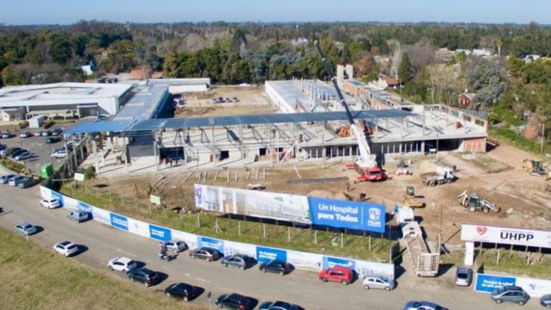 Con techo. En los últimos días comenzó la colocación del techo a obra del futuro Hospital Central, lo que permitirá avanzar en los trabajos interiores. “Este hospital es un sueño de varias generaciones de pilarenses, que con el intendente Achával estamos haciendo realidad, porque tenemos el firme compromiso de ampliar el derecho a la salud. La colocación del techo es un paso muy importante que nos llena de satisfacción”, expresó el primer candidato a concejal del Frente de Todos, Santiago Laurent..