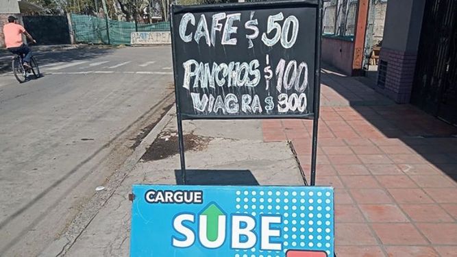 Buenas y variadas ofertas son las que presenta este kiosco ubicado sobre la calle Nazarre, en Pilar. Foto: Mario Cácerez..