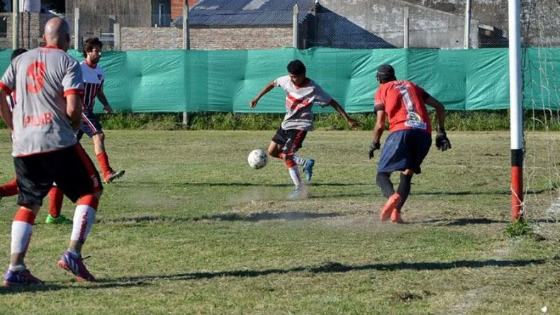 EMPATE. Leandro Lescano se acomoda para fusilar al arquero; era el 1-1 del Rancho ante San Lorenzo..