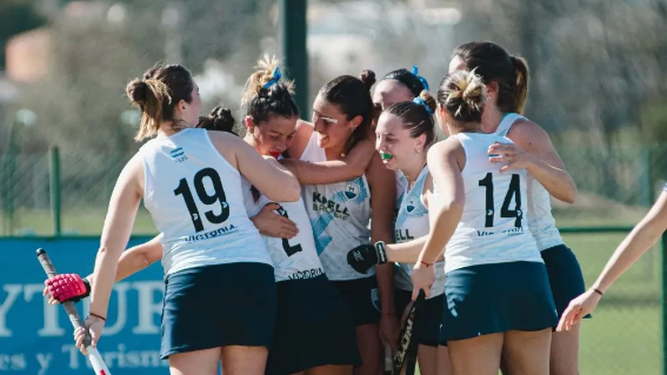 FELICIDAD. Las jugadoras de Hebraica saludan por sus goles a Micaela Cortés.