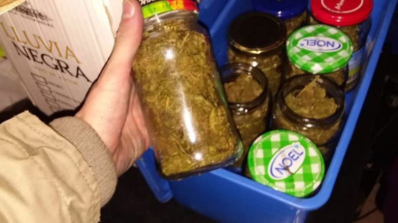 EN FRASCOS. La marihuana estaba en una vivienda del barrio San Jorge de Pilar. .