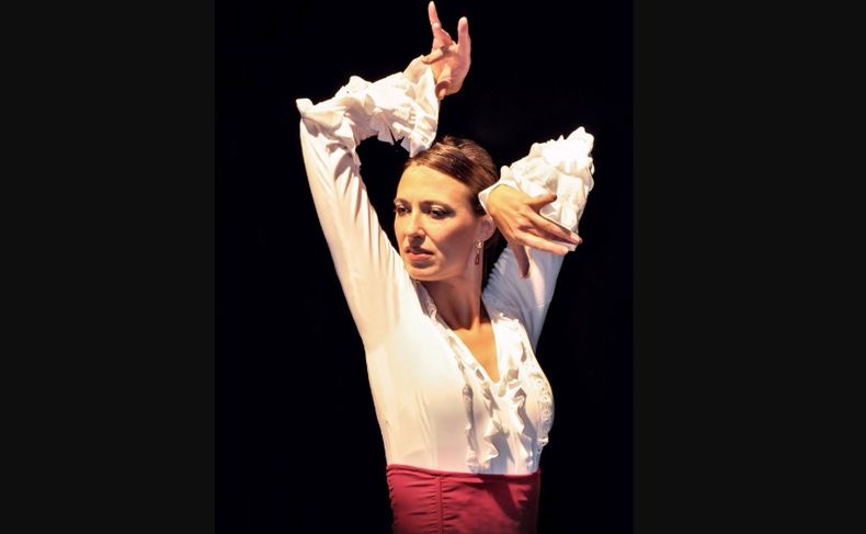 Leila Pajón dirige el espectáculo de flamenco.