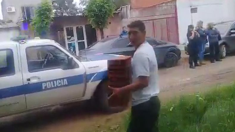 Los ladrillos fueron cargados en la camioneta policial..