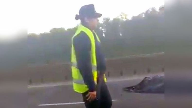 FATAL. El cuerpo de la víctima quedó tendido sobre la autopista..