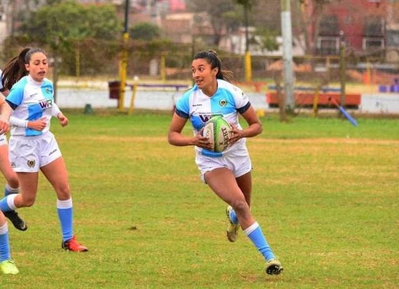 CORRIDA. Gabriela Maldonado comienza la carrera hacia el ingoal.