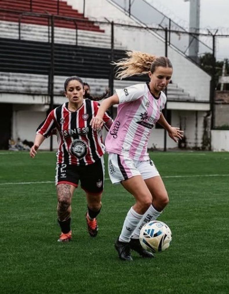 Victoria Morán cuida la pelota. Las Reinas vienen de caer 1-0 ante Chacarita en San Martín.