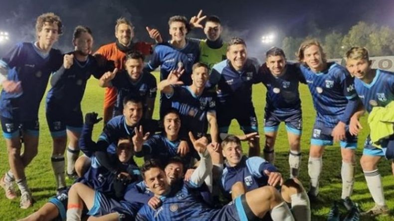 FESTEJO. Los jugadores de Roma felices tras bajar al puntero en Alberti..