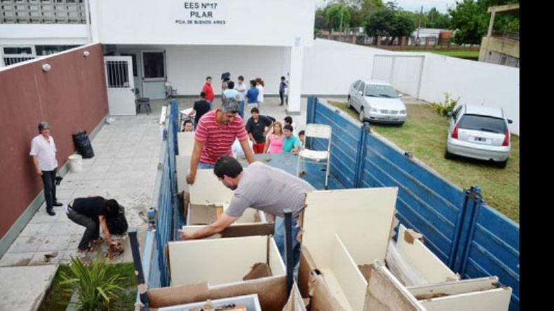 Camión. Mientras sigue el paro, ayer llegó mobiliario para la Secundaria 17 de Agustoni..
