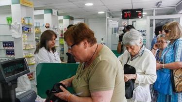 JUNTANDO MONEDAS. Muchos jubilados tienen que elegir qué medicamentos dejar.