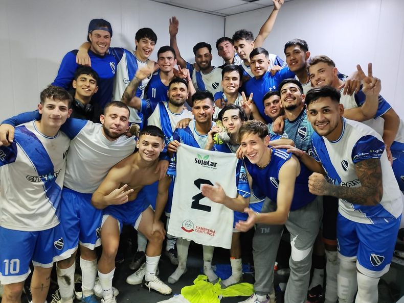 FIESTA. Los jugadores de Unión felices tras la gran victoria en Alberti.