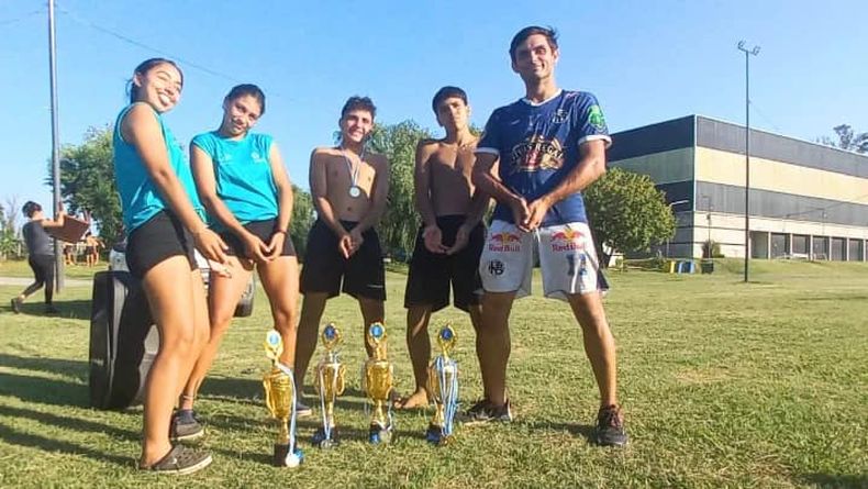CAMPEONES. Las duplas ganadoras posan con sus trofeos y medallas.